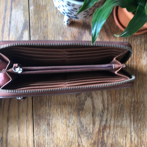 Fossil Leather Zip Around Clutch - Picture 3 of 6